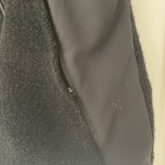 Men's Lululemon Tundra Trek Vest, size small - Picture 5 of 5